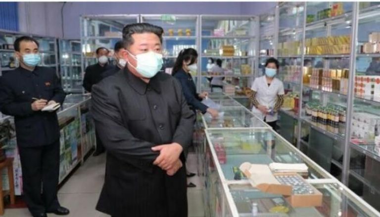 رئيس كوريا الشمالية خلال جولة لمعرفة أوضاع كوفيد