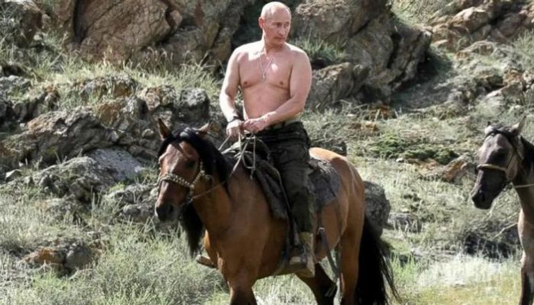 صورة بوتين الشهيرة على ظهر الجواد التي سخر منها قادة مجموعة السبع