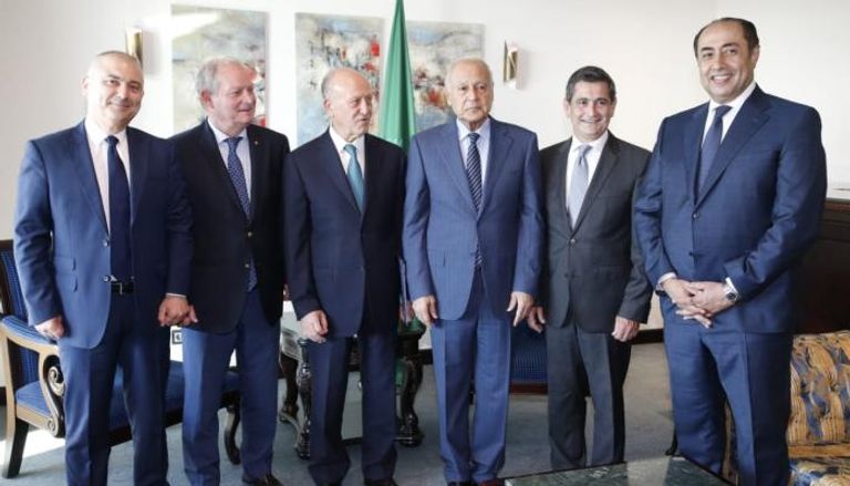 الأمين العام لجامعة الدول العربية وعدد من النواب اللبنانيين 
