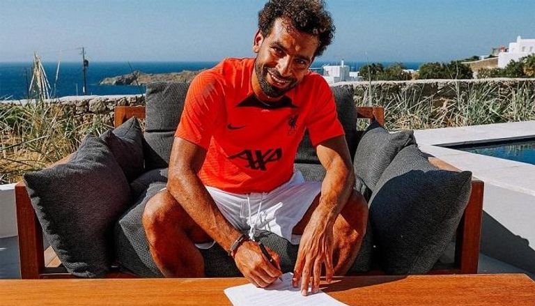 محمد صلاح لحظة توقيع العقد الجديد مع ليفربول