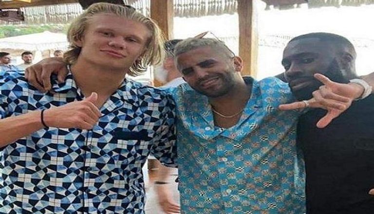 محمد صلاح لحظة توقيع العقد الجديد مع ليفربول