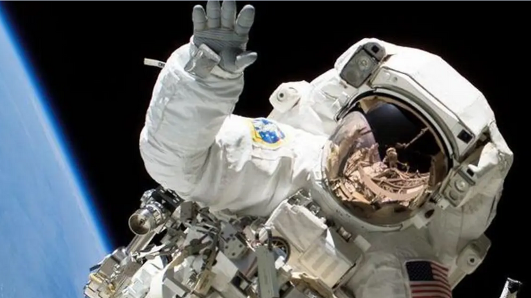 رائد فضاء على سطح القمر