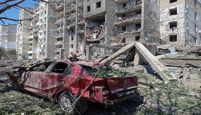 مبنى سكني تضرر من ضربة صاروخية روسية في منطقة أوديسا - رويترز