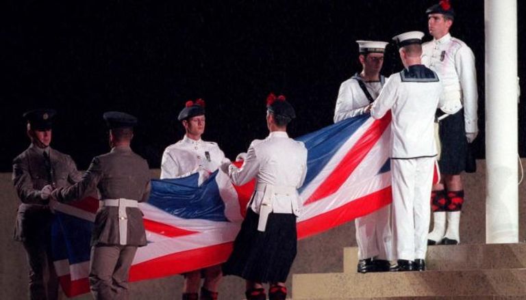 عناصر من حرس الشرف البريطاني يطوون علم بلادهم - أرشيفية