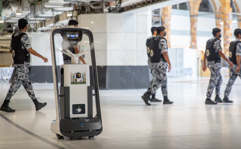 روبوت تعقيم في الحرم المكي