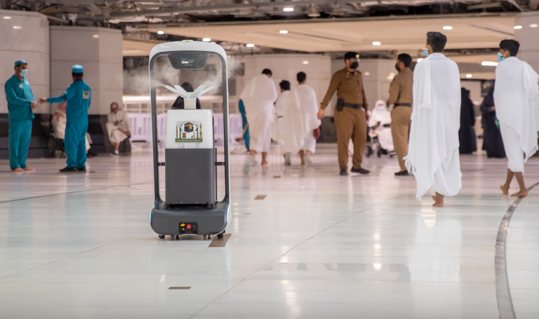 روبوت تعقيم في الحرم المكي