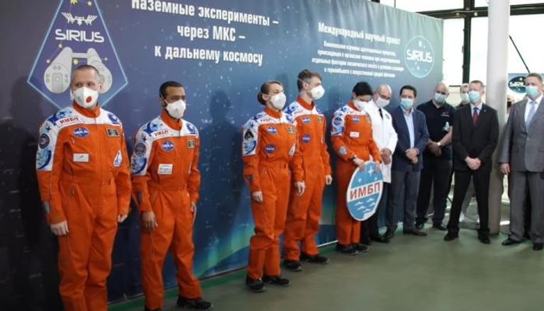 جانب من المؤتمر الصحفي بعد انتهاء مهمة محاكاة الفضاء في روسيا