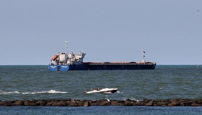 سفينة شحن ترفع العلم الروسي قبالة ساحل ميناء كاراسو