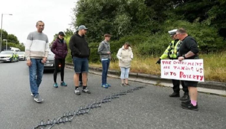 متظاهرون يقطعون الطرق في بريطانيا احتجاجا على رفع أسعار الوقود