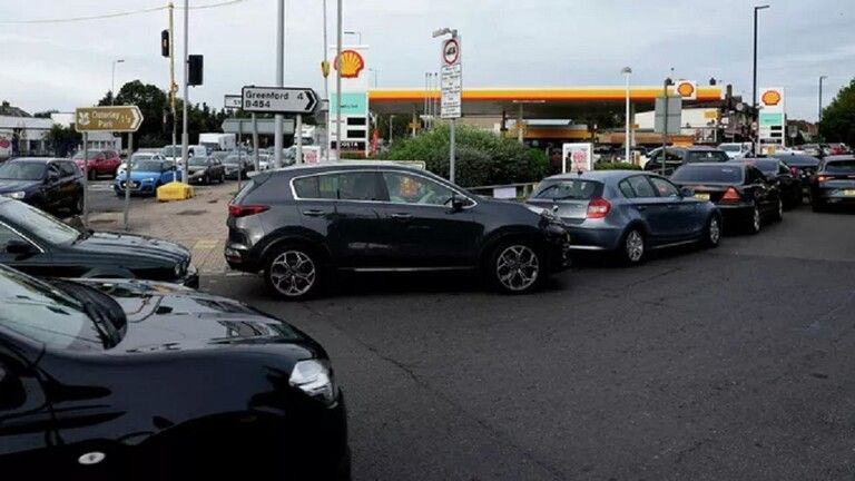 متظاهرون يقطعون الطرق في بريطانيا احتجاجا على رفع أسعار الوقود