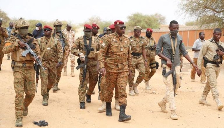 رئيس بوركينا فاسو محاطا بالجنود لدى وصوله منطقة شهدت عملا إرهابيا وحشيا