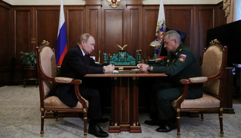الرئيس الروسي فلاديمير بوتين يلتقي وزير دفاعه سيرغي شويغو