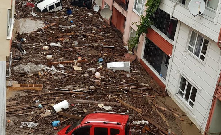 وزير الداخلية التركي خلال تفقده إحدى المناطق المنكوبة