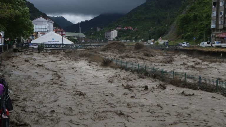 وزير الداخلية التركي خلال تفقده إحدى المناطق المنكوبة