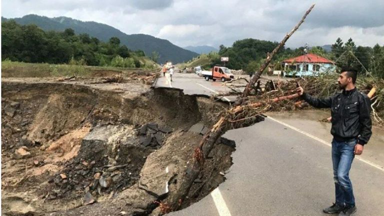 وزير الداخلية التركي خلال تفقده إحدى المناطق المنكوبة