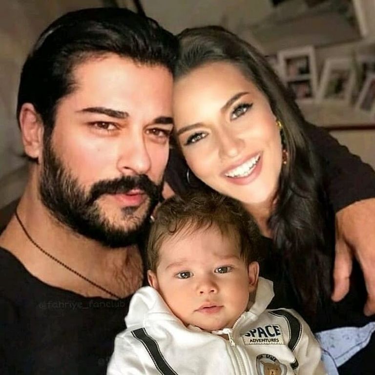 الممثلة التركية فخرية أوجن وزوجها بوراك أوزتشيفيت