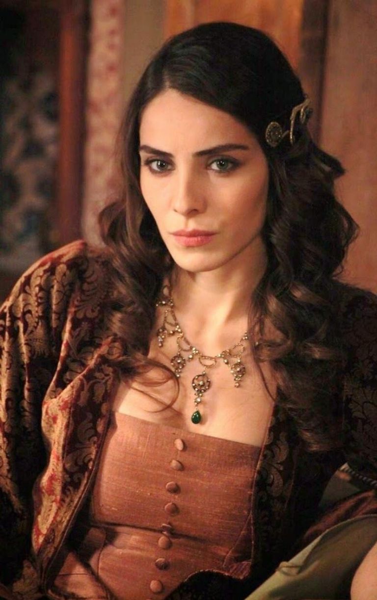 الممثلة التركية فخرية أوجن وزوجها بوراك أوزتشيفيت