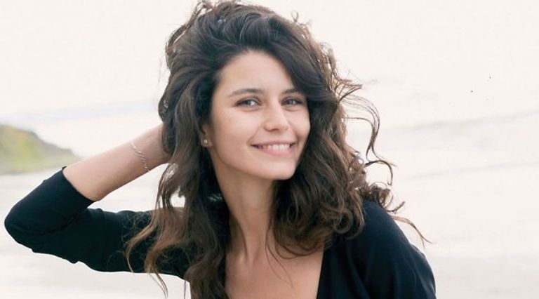 الممثلة التركية فخرية أوجن وزوجها بوراك أوزتشيفيت