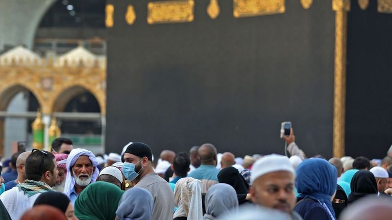 حجاج بيت الله الحرام يؤدون الفريضة