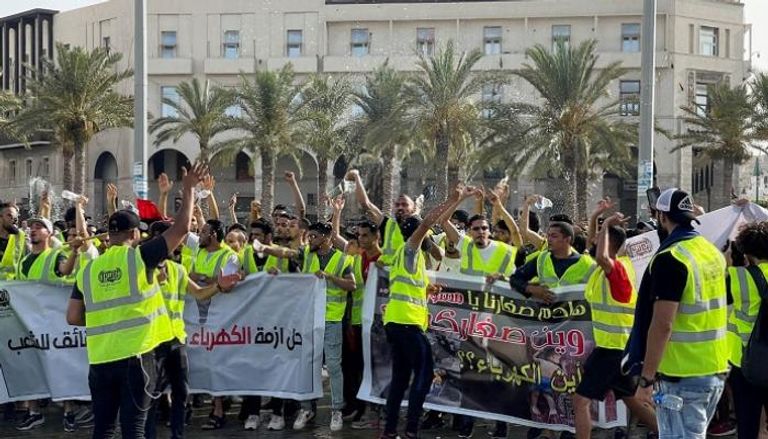 جانب من احتجاجات في العاصمة طرابلس ضد قطع الكهرباء - رويترز