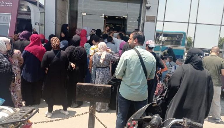 البنوك المصرية تشهد زحاما مع قرب إجازة العيد
