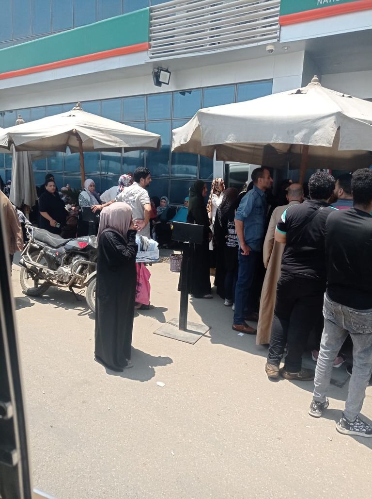 حرارة الصيف لم تمنع الأشخاص من التوافد على البنوك البنوك المصرية تشهد زحاما مع قرب إجازة العيد