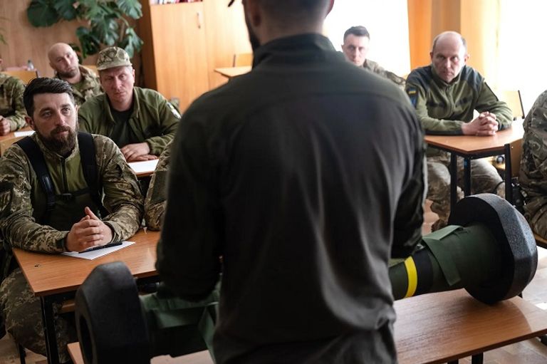 بيري بلاكبيرن يقوم بتدريب أحد الجنود الأوكرانيين