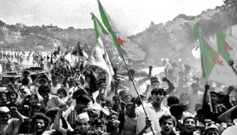 احتفال الجزائريين بيوم استقلال بلادهم قبل 60 عاما - أرشيفية