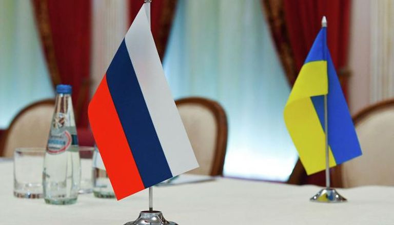 العلمان الروسي والأوكراني على مائدة التفاوض