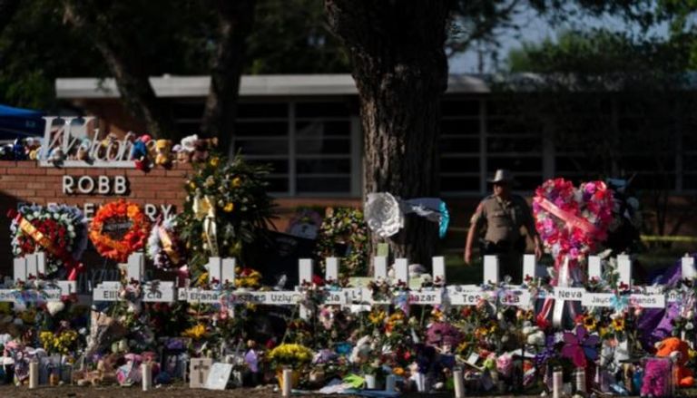 زهور عند مقر مدرسة بتكساس  الأمريكية شهدت إطلاق نار