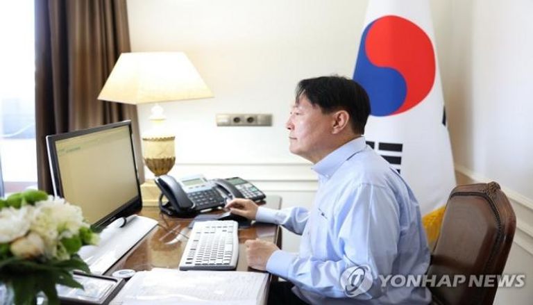 رئيس كوريا الجنوبية يحدق في شاشة كمبيوتر شبه خاوية