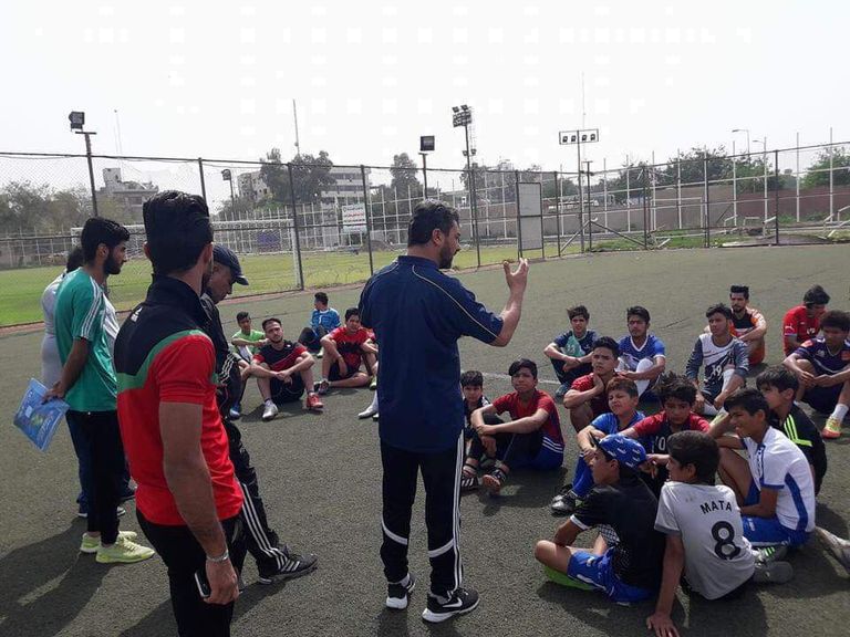 ليث حسين في أكاديميته الخاصة ليث حسين نجم منتخب العراق السابق