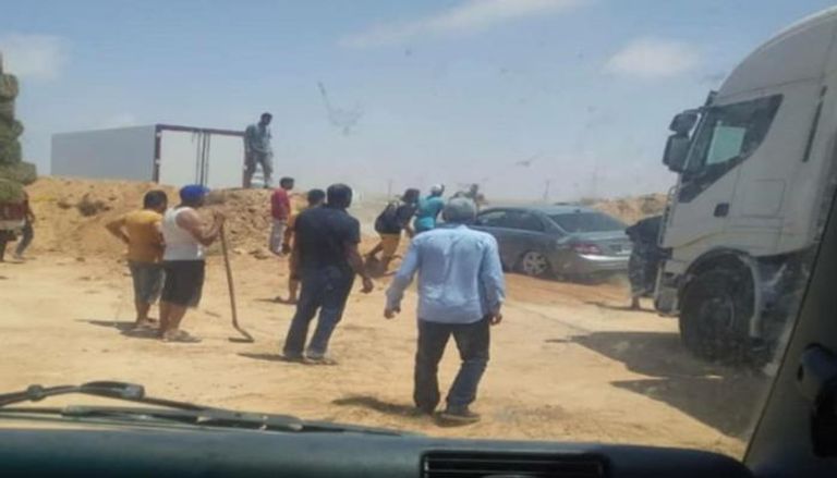 مليشيات بمنطقة تابعة لحكومة الدبيبة تغلق الطريق الساحلي بسواتر ترابية
