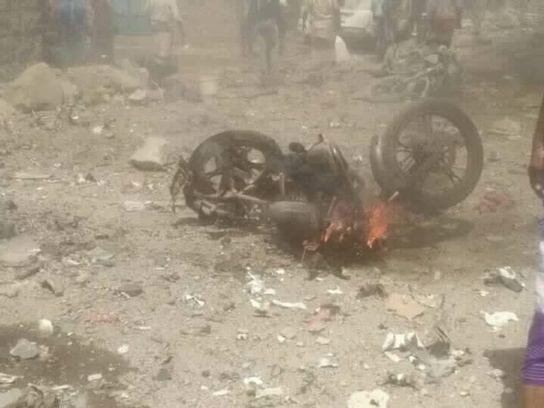 آثار انفجار مخزن الأسلحة في لوادر اليمنية