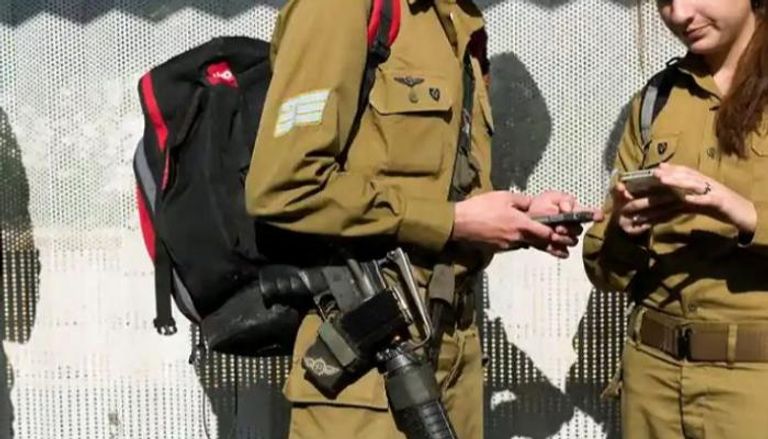 جنديان إسرائيليان يحملان جوالين - أرشيفية