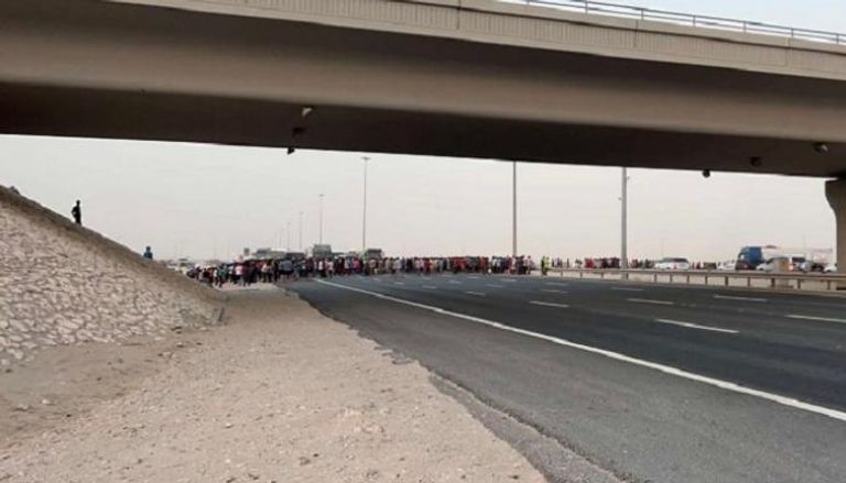 صورة متداولة لعمال يحتجون في قطر