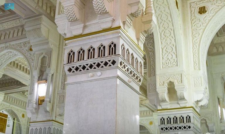 توزيع مظلات على الحجاج لحمايتهم من حرارة الشمس - أرشيفية