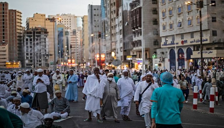 آلاف الحجاج يؤدون الصلاة في صحن الكعبة