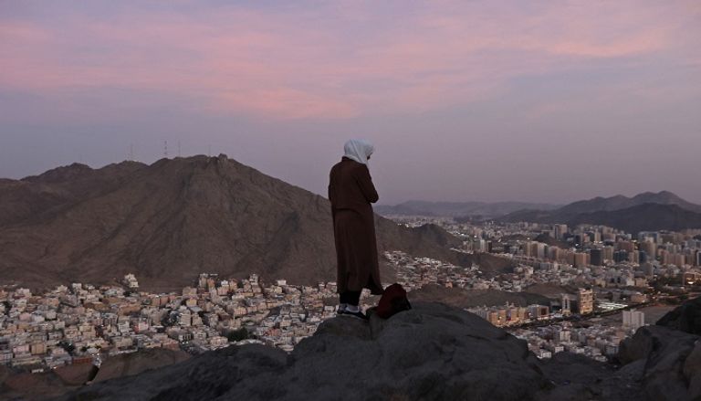 آلاف الحجاج يؤدون الصلاة في صحن الكعبة