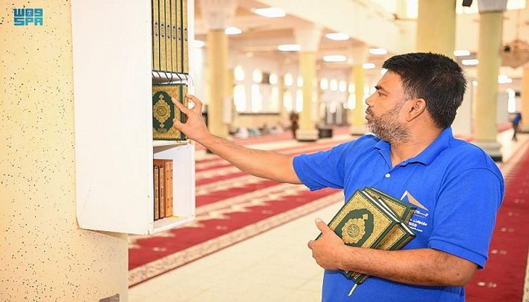 عملية تزويد مساجد المشاعر المقدسة بالمصاحف