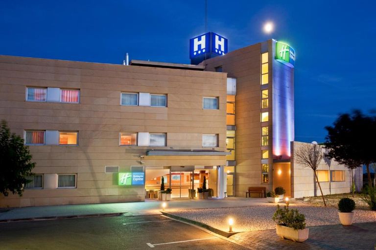 فندق "Holiday Inn Express" أحد أفضل الفنادق في قويلين أماكن السياحة في قويلين.. جوهرة ساحلية تخطف الأنظار