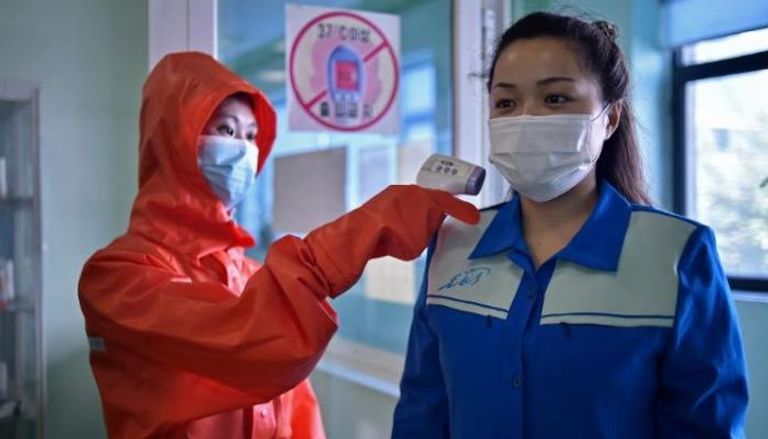 موظفة رعاية صحية بأحد المصانع في بيونج يانج