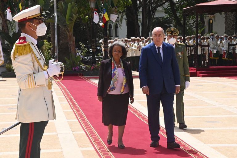 جانب من مراسم استقبال الرئيس الجزائرب لنظيرته الإثيوبية