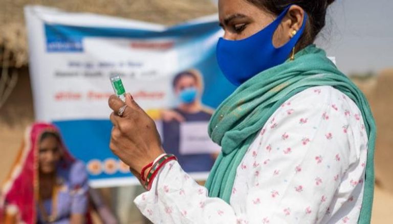 ممرضة تعد لقاحا ضد كورونا في راجستان بالهند
