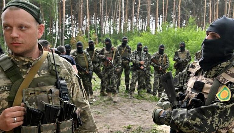 مقاتلون من وحدة الدفاع الإقليمي بالجيش الأوكراني - أ ف ب