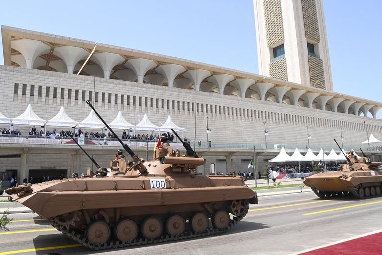 الاستعراض العسكري الذي أقيم في عيد استقلال الجزائر الرئيس الجزائري وقائد الجيش خلال الاستعراض العسكري