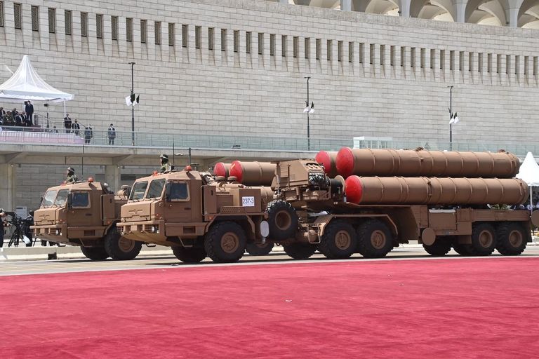 الاستعراض العسكري الذي أقيم في عيد استقلال الجزائر الرئيس الجزائري وقائد الجيش خلال الاستعراض العسكري