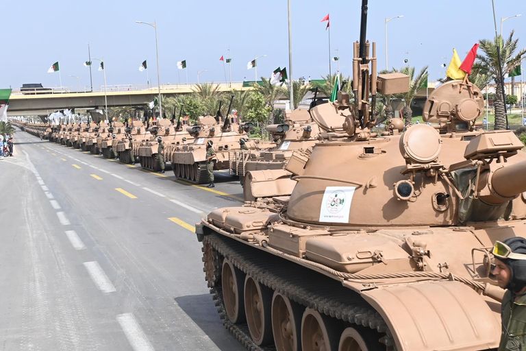 الاستعراض العسكري الذي أقيم في عيد استقلال الجزائر الرئيس الجزائري وقائد الجيش خلال الاستعراض العسكري