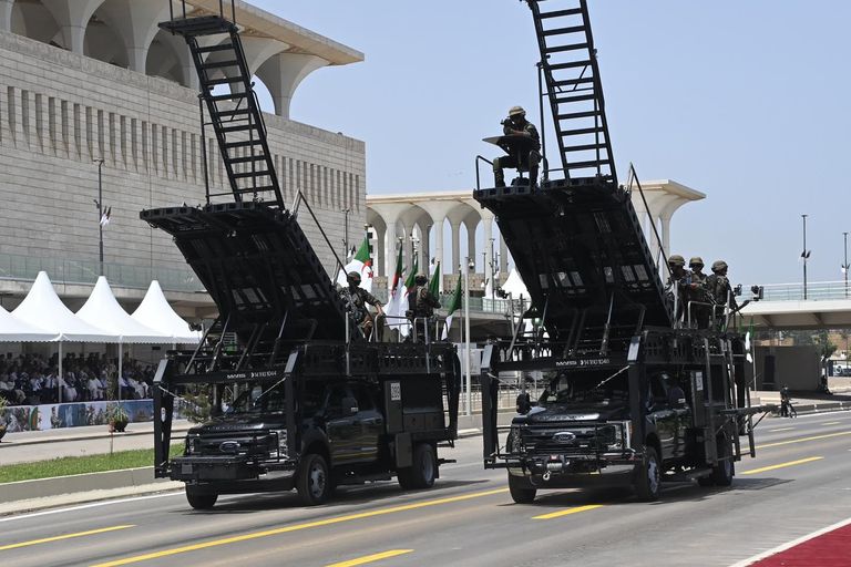 الاستعراض العسكري الذي أقيم في عيد استقلال الجزائر الرئيس الجزائري وقائد الجيش خلال الاستعراض العسكري
