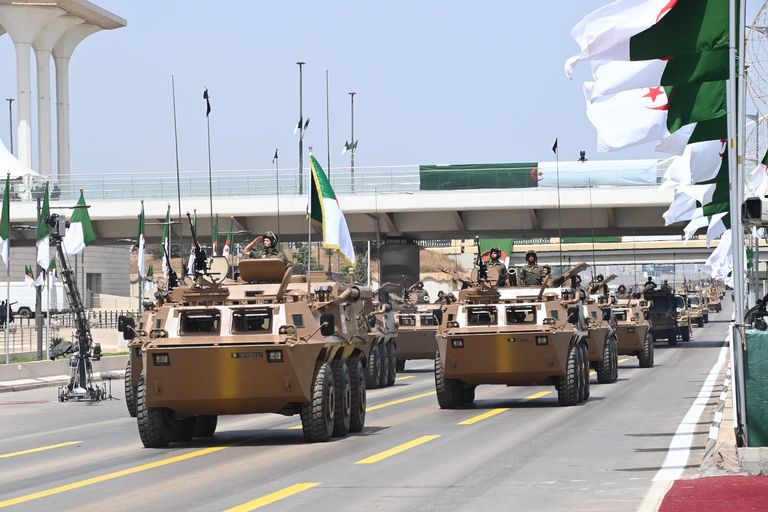 الاستعراض العسكري الذي أقيم في عيد استقلال الجزائر الرئيس الجزائري وقائد الجيش خلال الاستعراض العسكري